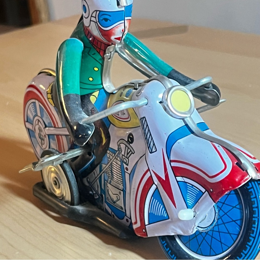 1970s CLOCKWORK TIN WINDUP CIRCLING MS-702 TOY MOTORCYCLE, CHINA 602, VINTAGE